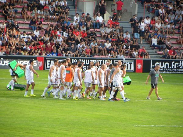 Les joueurs du CA Brive en terminent avec leur échauffement sur le terrain du Stade Toulousain