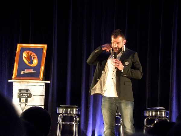 Lors de la soirée Oscar Midi Olympique, le joueur du CA Brive montre qu'il est plus à l'aise sur le terrain que lors d'un discours