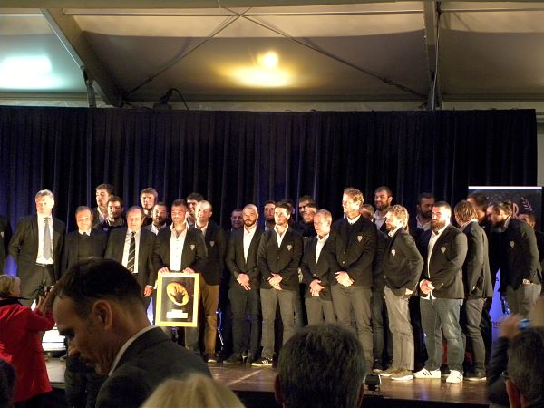 Photo collective pour l'ensemble du CA Brive avec Arnaud Mignardi et son trophée Oscar Midi Olympique