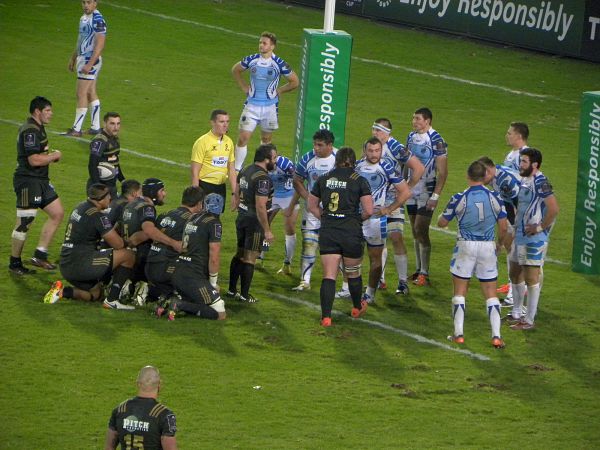 Aligné en 3e ligne aux côtés de Said Hirèche et Sisa Koyamaibole, William Whetton (casque bleu) s'est blessé à l'épaule contre Enisei-STM et sera absent pendant plusieurs semaines