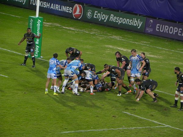 Les joueurs du CA Brive défendent leur ligne d'en-but face aux charges des joueurs d'Enisei-STM en Challenge Cup