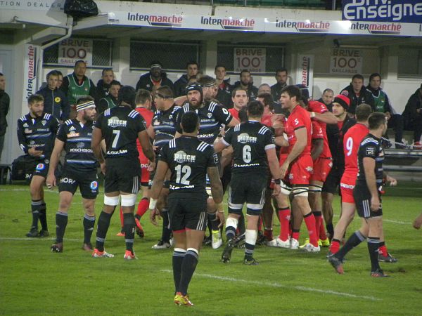 Juste avant Noël, les joueurs du CA Brive et du LOU Rugby s'échangent quelques amabilités durant leur rencontre de Top 14 comptant pour la quatorzième journée