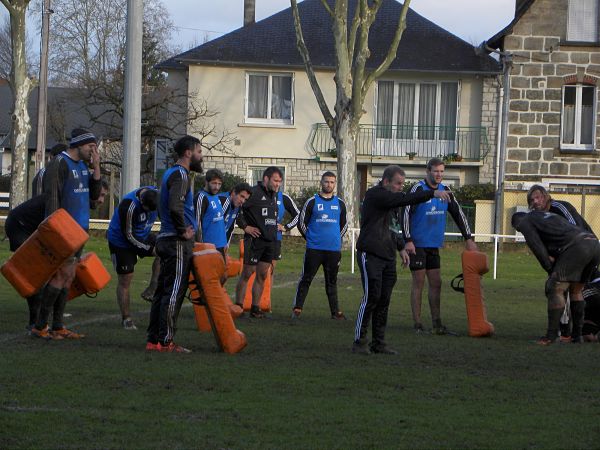 L'entraineur des 3/4 du CA Brive, Philippe Carbonneau, donne ses consignes pendant l'entrainement