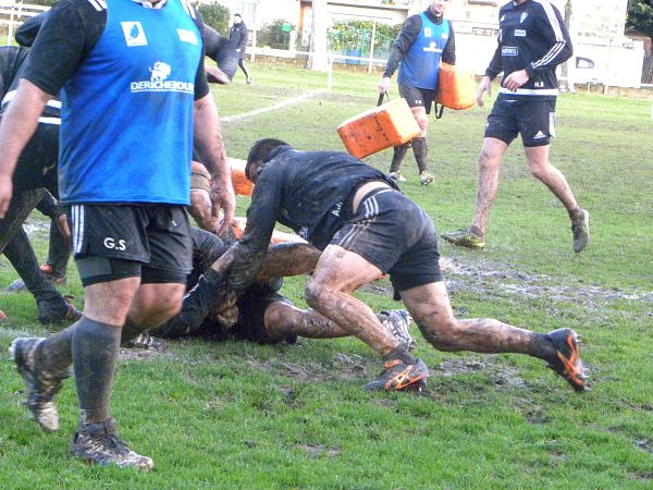 Une bonne ambiance dans le groupe, de la boue : les joueurs du CA Brive terminent l'entrainement par un combat dans la boue !