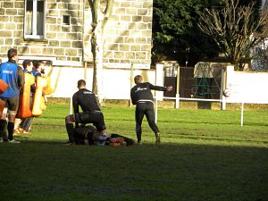 Le demi de mêlée du CA Brive Jean Baptiste Péjoine lance l'attaque durant l'entrainement