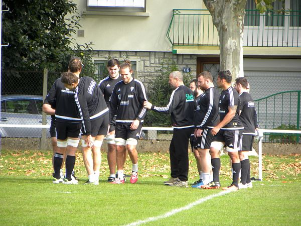 L'entraineur des avants du CA Brive Didier Casadéi donne ses consignes à ses joueurs pendant l'entrainement avant le déplacement à Newport