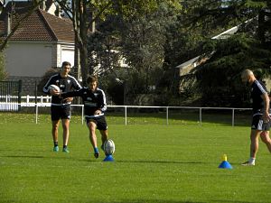 David Delarue, Teddy Iribaren et Benjamin Lapeyre s'exercent sur des tentatives de pénalité à 50 mètres à la fin de l'entrainement du CA Brive avant le déplacement en Challenge Cup à Newport