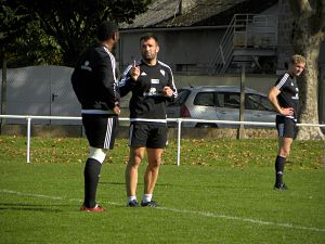 Les deux centres du CA Brive, Seremaia Burotu et Arnaud Mignardi, échangent pendant l'entrainement pour améliorer leur association
