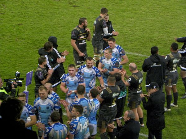Après leur victoire, les joueurs du CA Brive dressent une haie d'honneur à l'équipe d'Enisei-STM