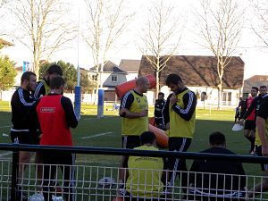 Les joueurs du CA Brive se désaltèrent pendant l'entrainement qui précède la réception d'Enisei-STM lors de la quatrième journée de Challenge Cup