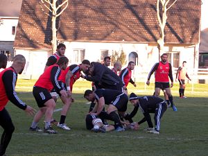 Jean Baptiste Péjoine extraie le ballon du ruck pendant l'entrainement du CA Brive avant la réception d'Enisei-STM lors de la quatrième journée de Challenge Cup