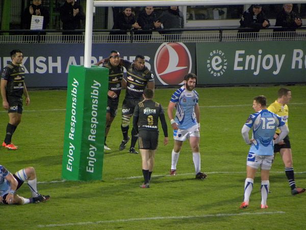 Le 3e ligne du CA Brive Sisa Koyamaibole marque le 3e essai du CAB face à Enisei-STM