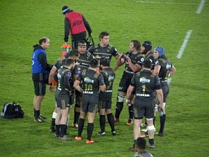 Les joueurs du CA Brive se regroupent pendant un arrêt de jeu durant la rencontre de Challenge Cup contre Enisei-STM