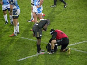 Touché à la cuisse, l'ailier du CA Brive Takudzwa Ngwenya se fait soigner mais va reprendre sa place pour disputer la fin de la rencontre contre Enisei-STM