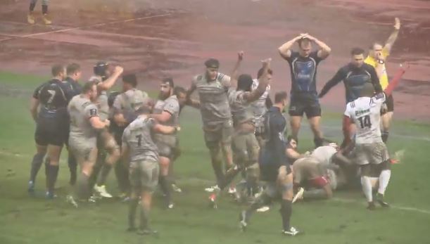 En force, les avants du CA Brive marquent le 3e essai de Brive sur la pelouse d'Enisei. L'essai sera accordé à Guillaume Ribes