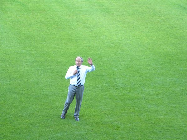 Le président du CA Brive Jean Jacques Bertrand ouvre par un discours la présentation des joueurs du club pour la saison 2015/2016