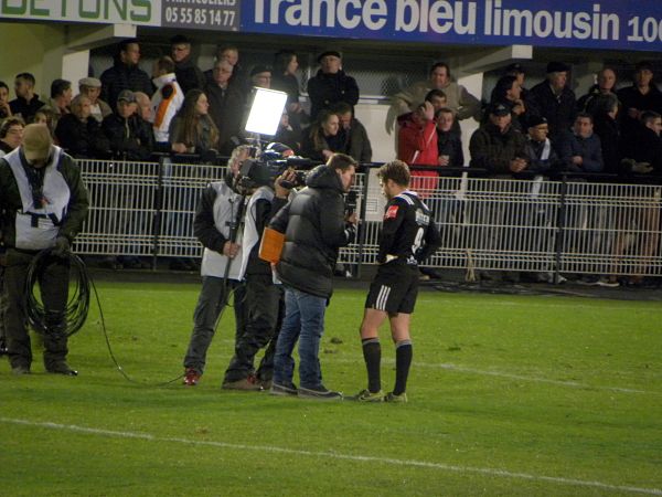 Le demi de mêlée du CA Brive Teddy Iribaren répond aux questions de Nicolas Souchon à la mi-temps de la rencontre entre Brive et Montpellier diffusée sur Canal+Sport