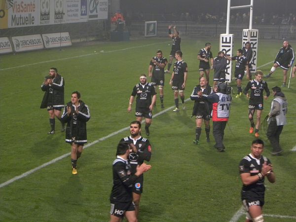 A la suite de leur victoire face à La Rochelle, les joueurs du CA Brive effectuent un tour d'honneur pour communier avec leurs supporters