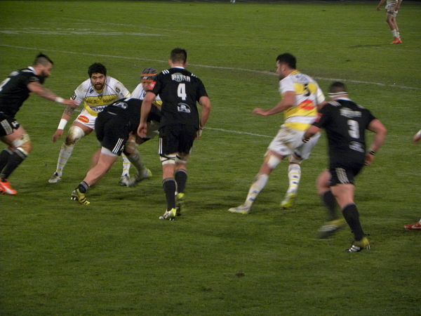 Lucas Pointud tente de percer la défense de La Rochelle lors de ce match de Top 14 entre les deux équipes