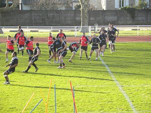 Les joueurs du CA Brive travaillent les enchainements en mode opposition