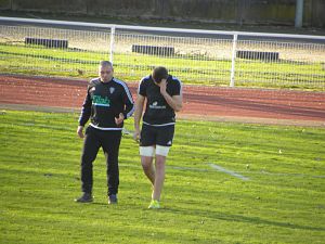 Le jeune troisième ligne du CA Brive, Fabien Sanconnie, écoute les conseils de son entraineur des avants Didier Casadéi