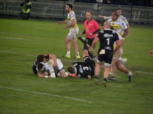 Les joueurs de La Rochelle tentent de trouver une faille dans la défense du CA Brive mais les joueurs veillent et stoppent la moindre tentative à l'image de Damien Jourdain et Fabien Sanconnie