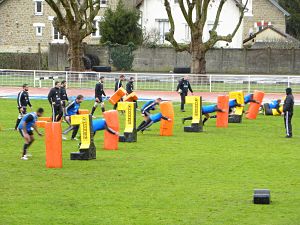 Les joueurs du CA Brive débutent l'entrainement par divers ateliers. Ici le plaquage
