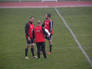 Les joueurs du CA Brive François Da Ros, Petrus Hauman et William Whetton échangent durant l'entrainement du CA Brive