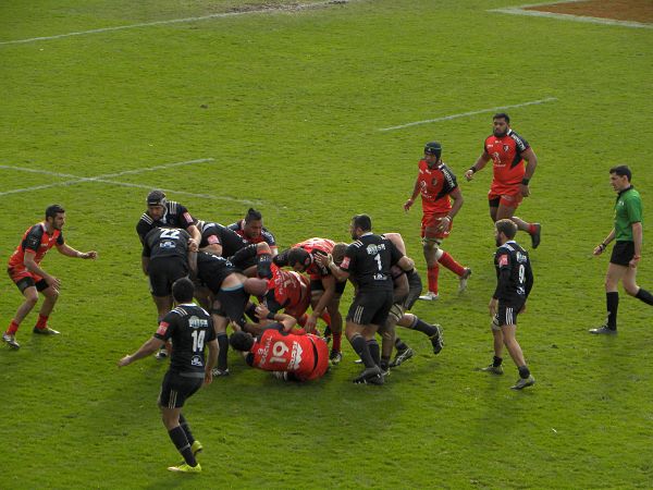 Les joueurs du CA Brive enclenchent un maul qui progresse bien dans la défense de Toulouse