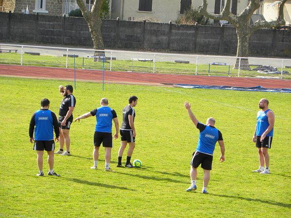 Les joueurs du CA Brive se mettent au football pour entamer leur préparation pour le match à Grenoble en Top 14