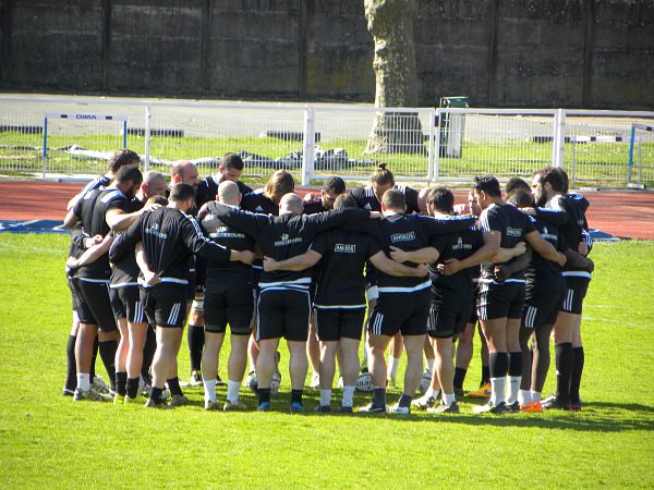 Les avants du CA Brive se réunissent avant de débuter l'entrainement avant la réception de Castres en Top 14