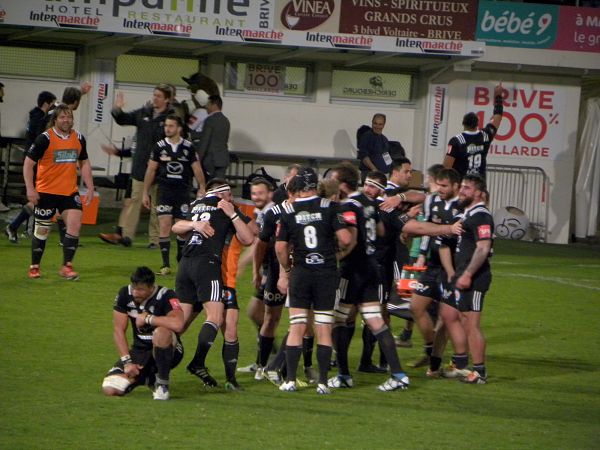 Les joueurs du CA Brive laissent exprimer leur joie après avoir arraché la victoire contre Castres dans le temps additionnel