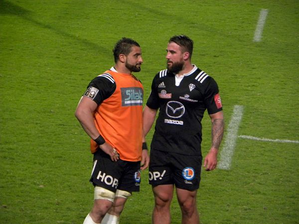 Après la victoire de Brive contre Castres en Top 14, Saïd Hirèche et Benjamin Pètre discutent pendant le tour d'honneur des joueurs