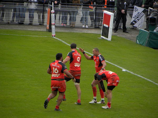 Les joueurs du Stade Toulousain félicitent Maxime Médard pour son essai face à Brive