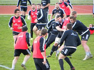 Peet Marais est stoppé par Victor Lebas et Kevin Buys durant l'opposition à l'entrainement du CA Brive