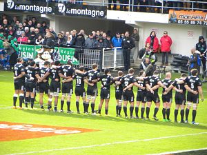 Les joueurs du CA Brive respectent un moment de recueillement durant l'hymne fijien