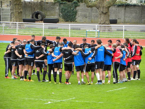 Les joueurs du CA Brive se réunissent à la fin de l'entrainement du jour, à dix jours de la réception d'Oyonnax en Top 14