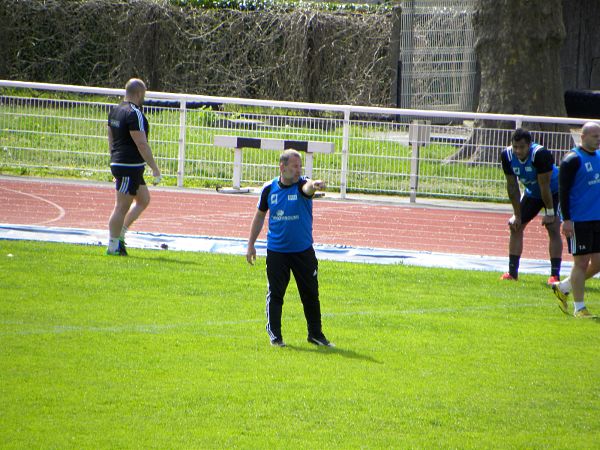 L'entraineur des 3/4 du CA Brive, Philippe Carbonneau, n'a pas perdu sa technique de joueur durant l'opposition à l'entrainement