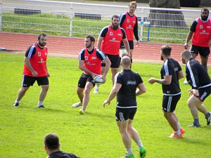 Pendant l'entrainement, le jeune ouvreur du CA Brive Anderson Neisen oriente le jeu de son équipe
