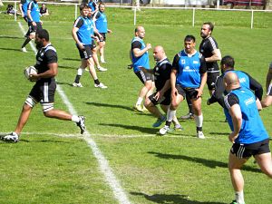 Dominiko Waqaniburotu franchit la défense durant l'opposition de l'entrainement en préparation de la rencontre en Top 14 contre Oyonnax