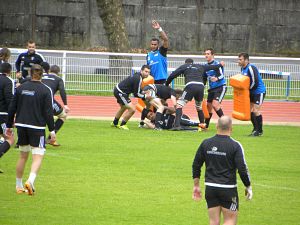 Thomas Laranjeira joue les demis de mêlée durant l'entrainement du CA Brive avant le déplacement à Agen