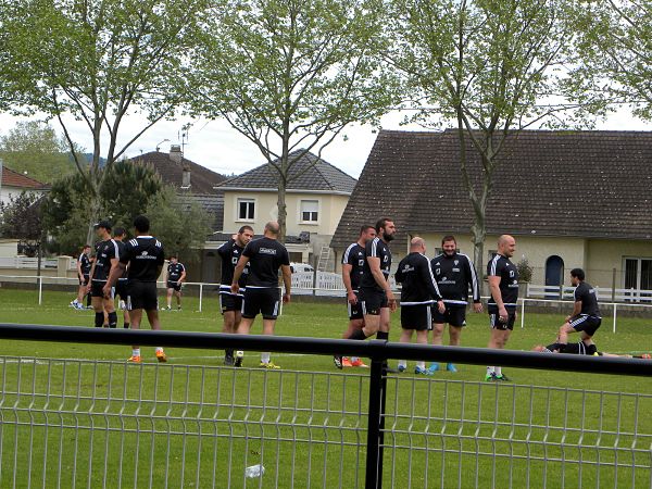 Arnaud Méla, Giorgi Jgenti, François Da Ros et leurs coéquipiers du CA Brive s'apprêtent à commencer l'entrainement du jour