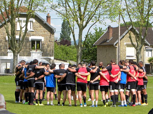 Les joueurs du CA Brive se préparent pour affronter le FC Grenoble samedi dans le cadre de la 24e journée du Top 14