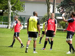 Johan Snyman, Wilhelm Steenkamp et Dominiko Waqaniburotu échangent durant l'entrainement en préparation du match entre le CA Brive et le FC Grenoble