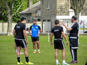 L'entraineur du CA Brive Nicolas Godignon passe ses consignes à ses joueurs notamment Benjamin Pètre, Teddy Iribaren et Alfie Mafi