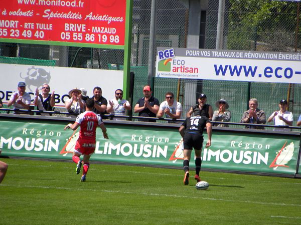 Interception d'Alfie Mafi qui inscrit le 3e essai du CA Brive dans son match face au FC Grenoble