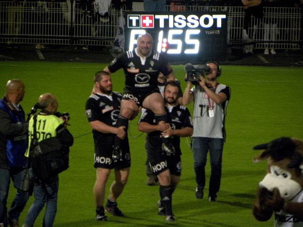 Goderzi Shvelidze est porté par ses coéquipiers de première ligne au CA Brive Guillaume Ribes et Giorgi Jgenti