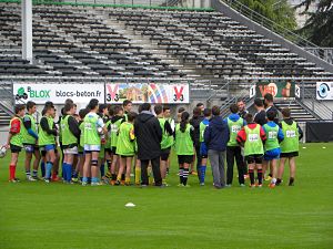 Les joueurs du CA Brive Gaëtan Germain, Thomas Laranjeira, Anderson Neisen et Nicolas Bezy encadrent les jeunes rugbymen participant au 10e Challenge Jeune Buteur