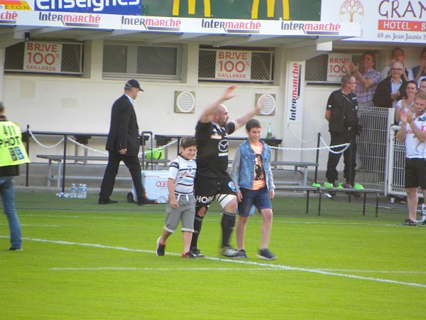 Pour le dernier match de sa carrière, le pilier du CA Brive Goderzi Shvelidze rentre sur la pelouse en tête accompagné de ses deux fils