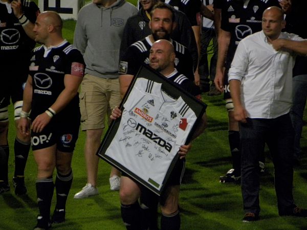 Pour célébrer son dernier match, le CA Brive a offert un maillot dédicacé à son pilier Goderzi Shvelidze qui part à la retraite après une carrière de 16 ans